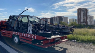 Başkentte trafik levhasına çarparak devrilen otomobilin sürücüsü öldü