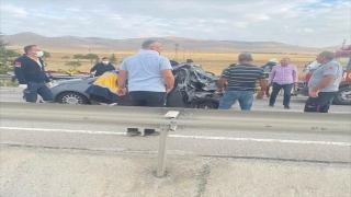 Eskişehir’de kamyonun çarptığı otomobildeki 1 kişi öldü, 3 kişi yaralandı