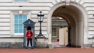 Kraliçe’nin sağlığının kötüleştiğini duyan sevenleri Buckingham Sarayı’nın önünde toplandı