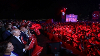 İzmir’in kurtuluşunun 100. yılı etkinliklerinde şarkıcı Tarkan konser verdi