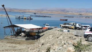 Elazığ’da batan balıkçı teknesindeki bir kişiyi arama çalışması sürüyor