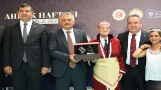 Antalya’da 77 yıllık terzi ”yılın ahisi” seçildi