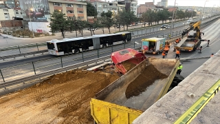 Kadıköy’de seyir halindeki kamyonun çevre yoluna düşmesi sonucu sürücü yaralandı