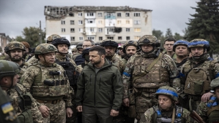 Zelenskiy, Rus güçlerinden geri alınan İzyum şehrini ziyaret etti