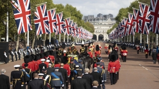 Kraliçe Elizabeth’in naaşı Buckingham Sarayı’ndan Westminster Hall’a getirildi