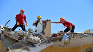 Pendik’te arama kurtarma ekibi deprem tatbikatı gerçekleştirdi