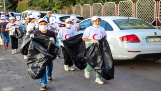 Siirt’te gönüllüler çevre temizliğine dikkati çekmek için çöp topladı