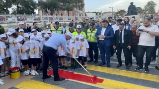 İçişleri Bakanı Soylu Edirne’de öğrencilerle yaya geçidi boyadı