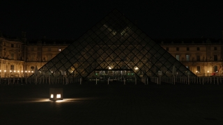 Louvre Müzesi piramidi enerji tasarrufu için erken karartıldı