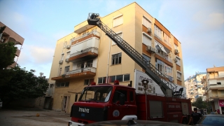 Antalya’da bir kadın eşyaları balkondan attıktan sonra evini yaktı