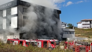 GÜNCELLEME Arnavutköy’de ayakkabı fabrikasında çıkan yangın söndürüldü