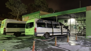 İzmir’de akaryakıt istasyonu bitişiğinde yanan minibüs kullanılmaz hale geldi