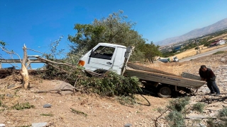 Elazığ’da şarampole devrilen kamyonetteki 5 kişi yaralandı