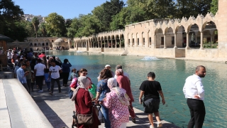 Güneydoğu’nun turizm merkezi Balıklıgöl’de hafta sonu yoğunluğu