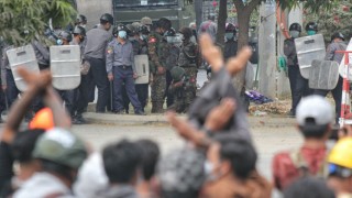 Myanmar’da askeri cunta, darbe karşıtı protestocuları ”ölümcül güç” kullanmakla tehdit etti: