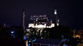 Ayasofyai Kebir Camii Şerifi’ne Kelimei Tevhid yazılı mahya asıldı