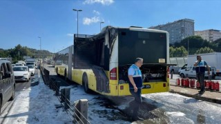 Haliç Köprüsü’nde seyir halindeki metrobüste çıkan yangın söndürüldü