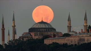 İstanbul’da dolunay kentin simge noktalarıyla fotoğraf karelerine yansıdı