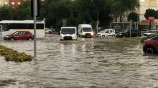 İzmir'i sağanak vurdu: Dereler taştı, araçlar sürüklendi