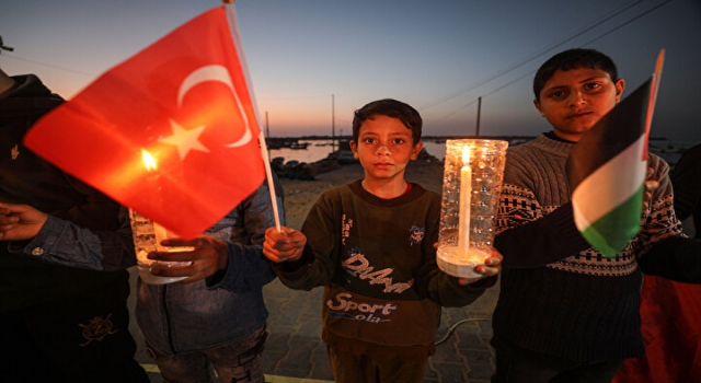 Filistinli çocuklar, depremzedelere hayatlarını kaybedenleri andı