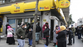 İhtiyaç sahiplerine nakdi destek ödemesi nedeniyle PTT şubelerinde yoğunluk oluştu