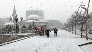 Erzurum yoğun kar yağışıyla beyaza büründü