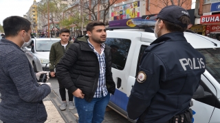 Ehliyetsiz sürücü polisi görünce yan koltuğa geçse de kurtulamadı