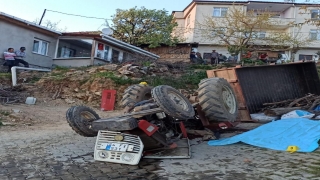 Devrilen traktörün altında kalan sürücü hayatını kaybetti