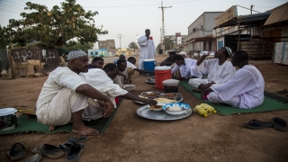 Sudanlılar ilk iftarlarını sokaklarda yaptı