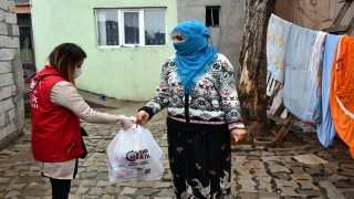 Ağrılı gençler "iftar zamanı" kampanyası ile ihtiyaç sahiplerine gıda yardımı ulaştırıyor