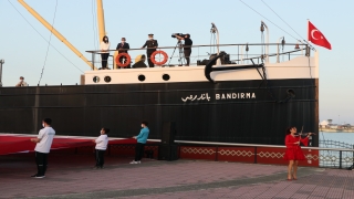 Bandırma Vapuru önünde İstiklal Marşı okundu