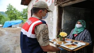 "Vefalı eller"den yaşlılara bayramda çiçekle süslü kahvaltı ikramı