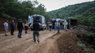 Devrilen kamyonun sürücüsü ağır yaralandı