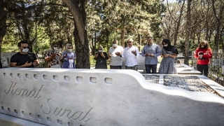 Kemal Sunal kabri başında anıldı