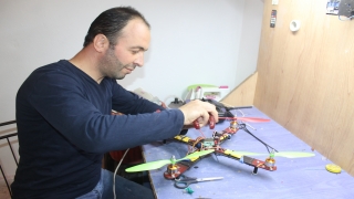 Elektrik teknisyeni, kızına atık malzemelerden drone ve akülü araba yaptı