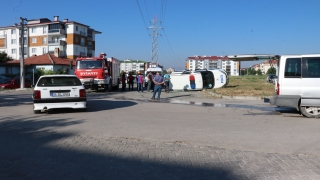 Minibüsle çarpışan polis aracı devrildi: 3 yaralı