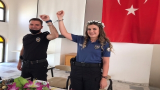 Polis çifte nikah töreninde sembolik kelepçe takıldı 