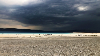 Salda Gölü yağmur yüklü kara bulutların altında görsel şölen sunuyor