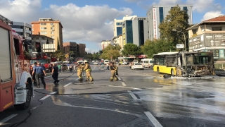 İETT otobüsünün motor kısmında çıkan yangın söndürüldü 