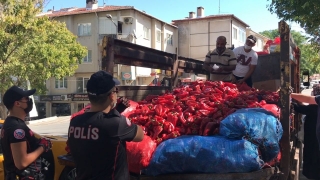 Kol ve ceplerindeki maskeleri polisi görünce alelacele taktılar