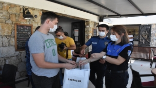 Polislerden biriktirdiği para çalınan gence ayakkabı ve top hediyesi 