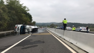 Bolu Dağı’nda devrilen zift yüklü tanker otomobile çarptı: 3 yaralı