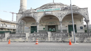 Adana’daki depremde minaresi hasar gören cami geçici olarak ibadete kapatıldı