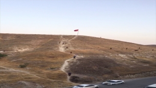 Şanlıurfa’da Türk bayrağını indirmeye çalıştığı iddia edilen kişi gözaltına alındı