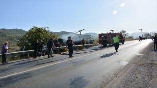 Kastamonu’da devrildikten sonra alev alan kamyonda sıkışan kişiyi itfaiye kurtardı