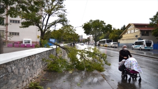 Konya’da fırtına hayatı olumsuz etkiledi 