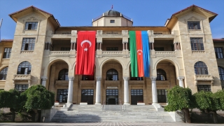 Gazi Üniversitesinin rektörlük binasına Türk ve Azerbaycan bayrakları asıldı