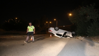 Adana’da kaza yapan sürücü otomobili bırakıp gitti