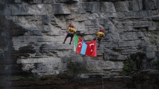 Erzurum’da dağcılar Tortum Şelalesi’nden Türkiye ve Azerbaycan bayraklarıyla iniş yaptı