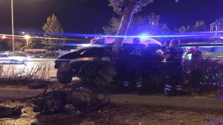 Denizli’de ağaca çarpan otomobildeki 2 kişi yaralandı